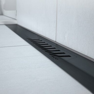 ACO ShowerDrain S+ line dušo latakas su Stripes nerūdijančiojo plieno grotelėmis juodos spalvos