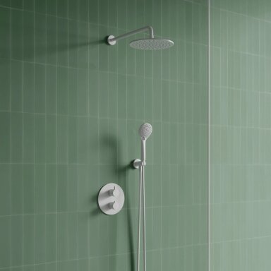 Baltos matinės spalvos potinkinė termostatinė dušo sistema Omnires