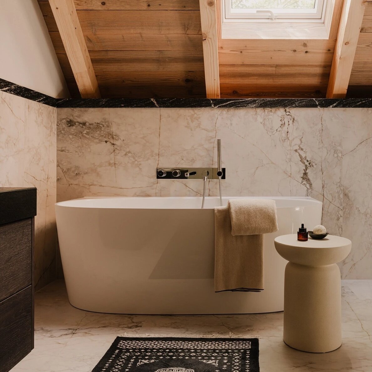 Lieto marmuro vonia Omnires Marble+ Valencia balta blizgi 158 x 77 cm 4 Lieto marmuro vonia Omnires Marble+ Valencia balta blizgi 158 x 77 cm 4